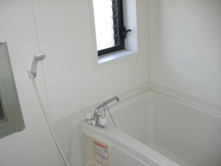 浴室　換気窓付き